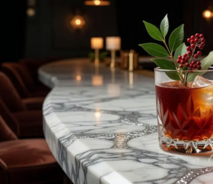 A signature cocktail glowing softly on the bar at Showdownsupper.